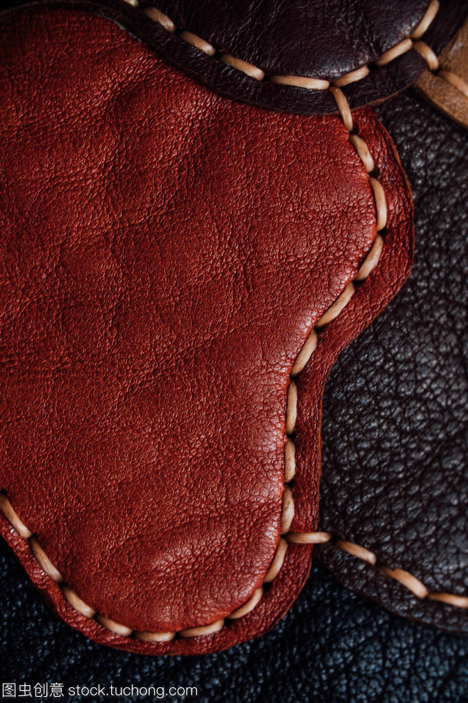 色彩与质感的交融 皮包与钱包的多彩色块艺术